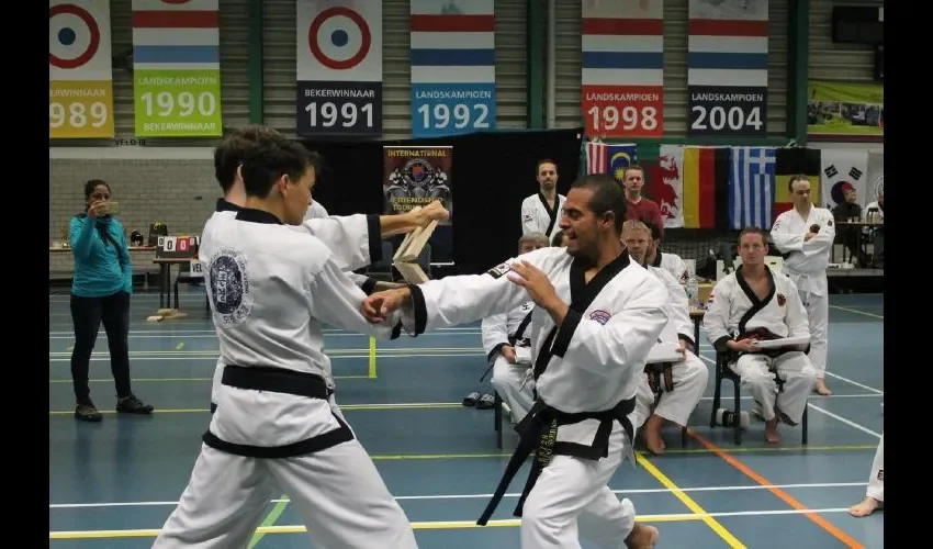 Serrano Guerra es cinta azul media noche del arte coreano Tang Soo Do y ha sido tres veces campeón mundial en esta rama de las artes marciales.