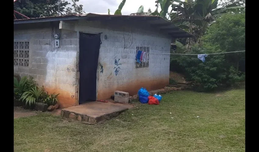 En total, son tres adultos y dos niños, quienes viven en este cuarto de alquiler donde solo hay un colchón doble tirado en el piso, una televisión, una estufa y guardan sus pertenencias en cajas de plástico.  Foto: Didier Hernán Gil