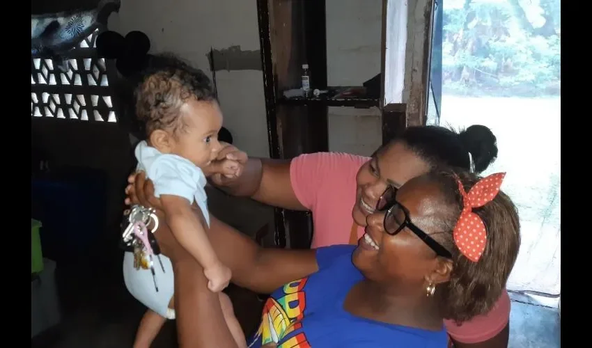 Los residentes de Santa Sofía tiene un grupo de WhatsApp y al conocer de la realidad de esta madre y su hijo decidieron recolectar alimentos y leche para donársela.  Foto: Didier Hernán Gil