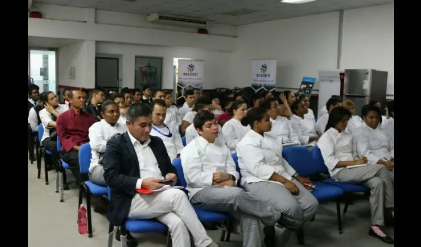 El Chef Neptario Cabrera habla con Efe durante la presentación del Documental ?Un Sancocho de Película? en el Auditorio del Museo del Canal, en el Casco Antiguo, en Ciudad de Panamá (Panamá). Esta crónica documental ha sido una idea del chef y docente venezolano Neptario Cabrera, que tiene 16 años afincado en Panamá, en mancuerna con su colega panameña Fifita Bichili y el productor audiovisual Orlando Vanegas. EFE/ Bienvenido Velasco.