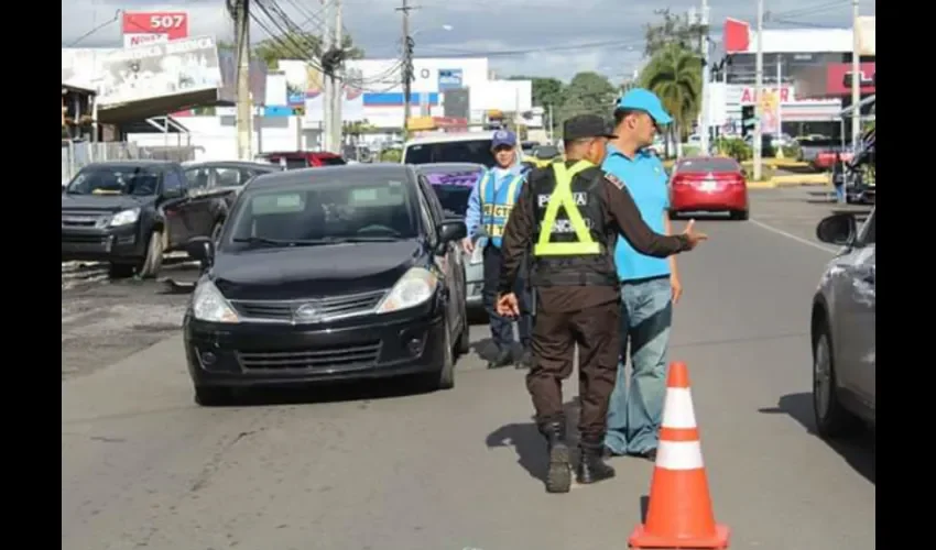 Foto ilustrativa del revisado por agentes del tránsito. 