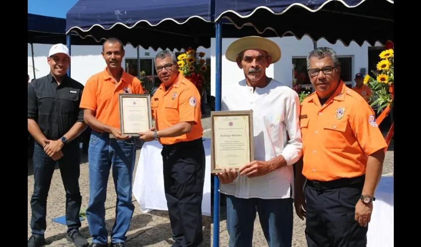 La entrega se realizó en medio de una actividad folclórica realizada en las instalaciones del Sinaproc, en donde hubo exhibiciones de ranchos alusivos a las diferentes provincias, así como degustación de comidas y postres típicos.