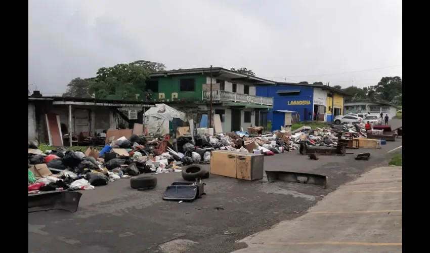 Foto ilustrativa de las áreas inundadas en basura. 