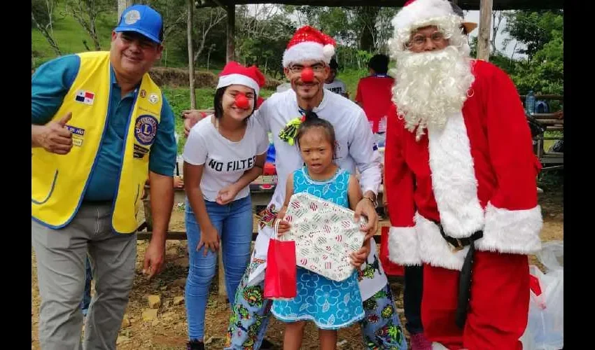 Miembros del Club de Leones de Campana y la Fundación Dr. Clown PTY se encargaron de llevar alegría a estos capireños.