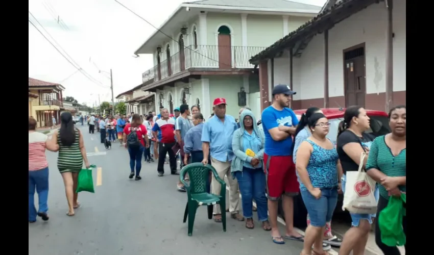 Foto ilustrativa de la fila para la compra de jamones. 