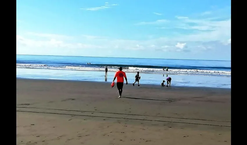 Debido al incremento en los vientos, las embarcaciones livianas deberán extremar medidas de seguridad en el mar, utilizar el dispositivo de flotación (chaleco salvavidas). Los bañistas deben seguir las medidas de prevención en playas.