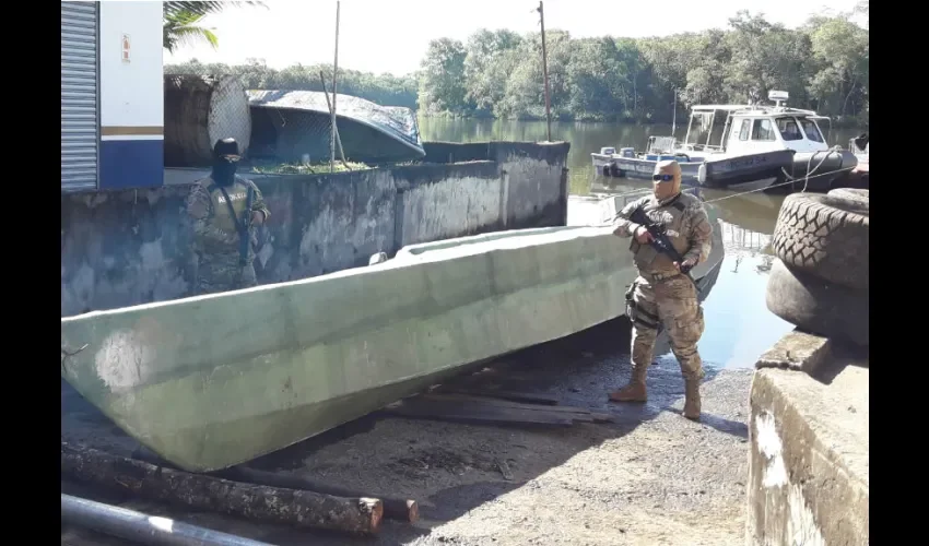 El hecho se registró la mañana del pasado 2 de diciembre cuando el Servicio Nacional Aeronaval, realizaba un patrullaje por las costas panemeñas al sur de Punta Burica en el occidente chiricanos divisando un semisumergible encontrando en su interior  70 bultos con mil 234 paquetes de droga.