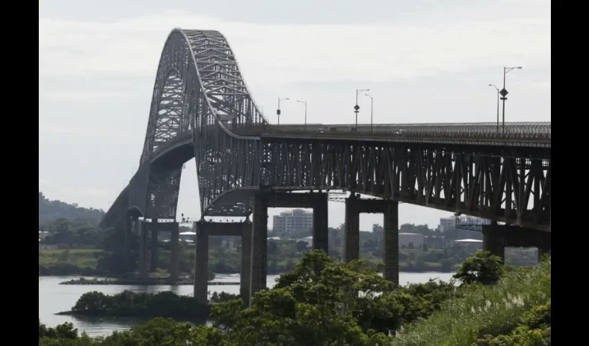 El MOP informa que se llevarán a cabo cierres parciales en este tramo en horarios nocturnos de 9:00 p.m. a 4:00 a.m., con el propósito de brindar atención a la losa de rodadura del puente.