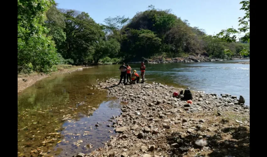 Personal del Sistema Nacional de Protección Civil (Sinaproc) se presentó al lugar dando con el hallazgo del cuerpo del niño siendo rescatado de un profundo charco.