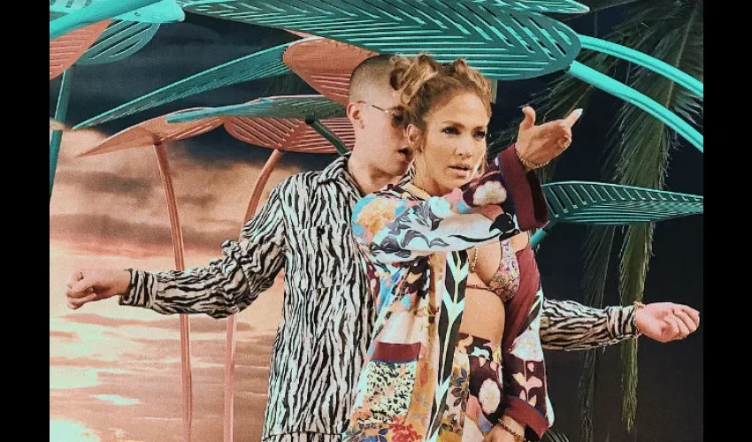 Bad Bunny junto a JLo en la ceremonia del Super Bowl. Foto de Instagram. 