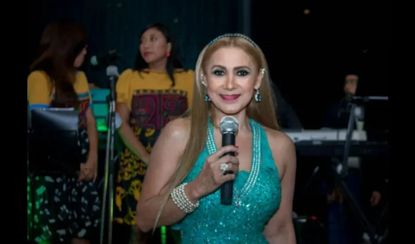 La  panameña Flor Lizondro, interpretando su recital Mi Brújula, el cual cerrará la inauguración de la III Feria Latinoamericana del Libro.