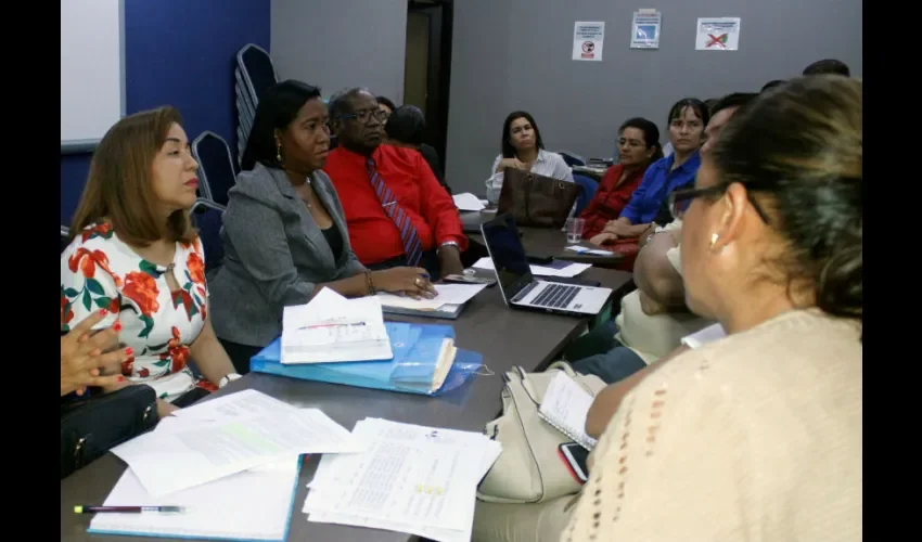 Previo a esta reunión con la titular del ramo, los docentes de inglés pidieron conocer en detalles qué sería de su futuro ante los instructores capacitados y los docentes que imparten esta cátedra, pues no ejercen la misma función ni ganan igual salario. 