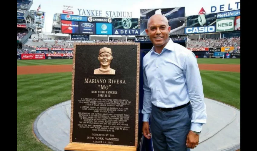 Foto ilustrativa del corte de cinta con Mariano Rivera. 