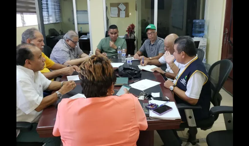 Foto ilustrativa de la reunión de las autoridades. 