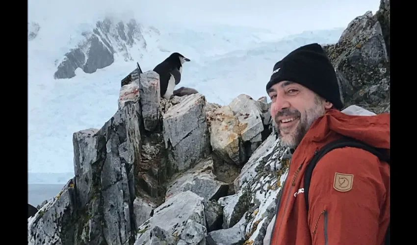 Javier le dispara a Amber, diciendo: Amo a Johnny porque es un buen ser humano, atrapado en las mentiras y manipulaciones de seres tóxicos y, sin embargo, sonríe y nos ama a todos a pesar de ello.