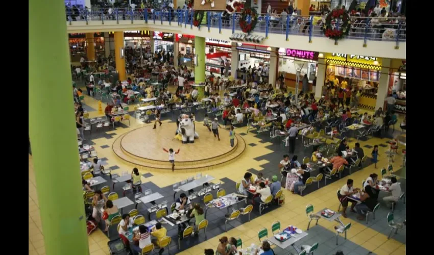 Foto ilustrativa del área de comida de un centro comercial. Archivo. 