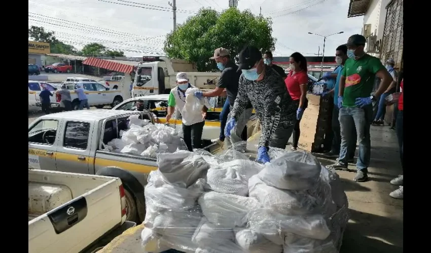 Foto ilustrativa de la entrega de bolsas. 