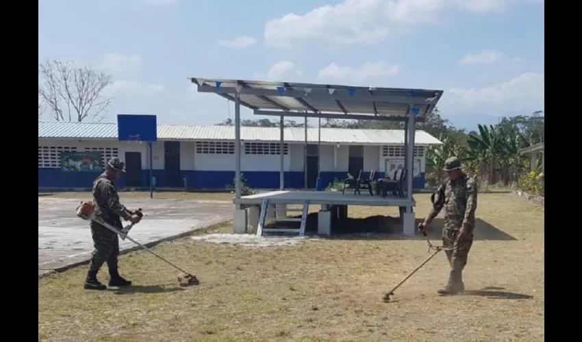 Foto ilustrativa de una personas realizando limpieza dentro de un colegio. 