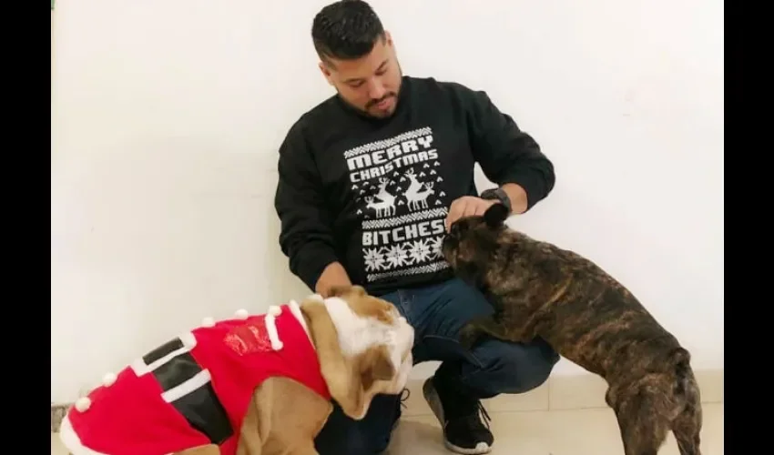 Es feliz junto a sus hijos caninos. Foto: Archivo