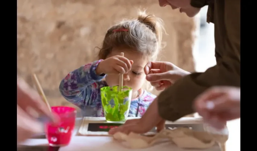 Foto ilustrativa de una niña jugando con su madre. Cortesía. 