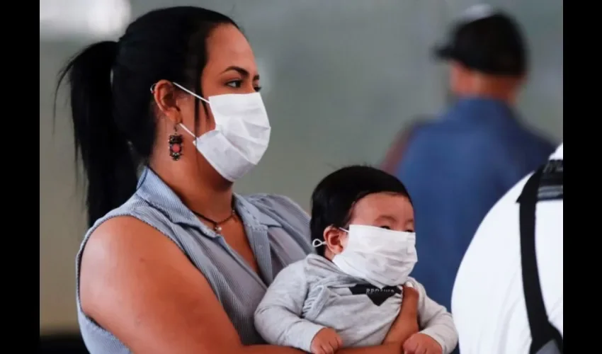 Foto ilustrativa de una madre junto a su hijo con mascarillas. Archivo. Foto EFE