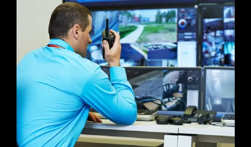 Foto ilustrativa de una personas realizando monitoreo. 