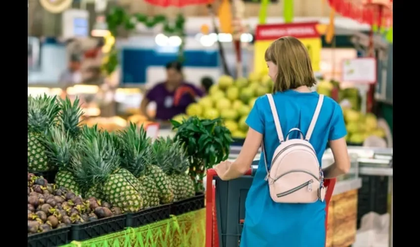 Foto ilustrativa de una persona comprando. 