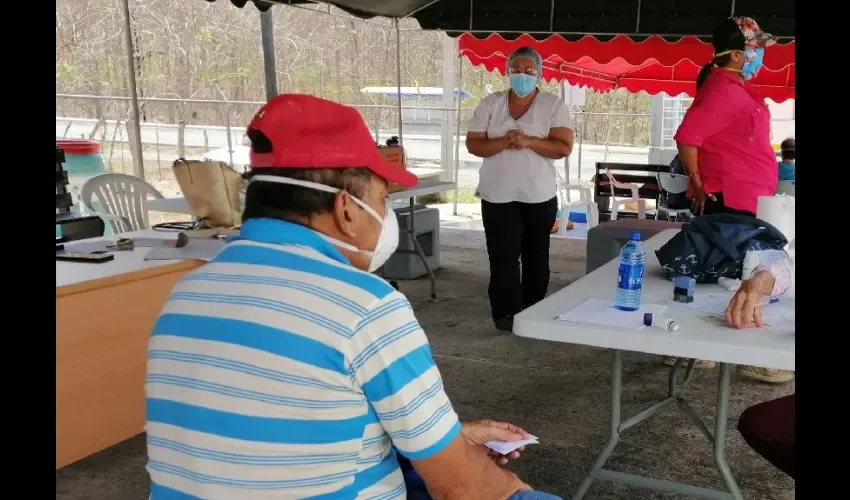 Foto ilustrativa de entrega de donaciones de mascarillas. 