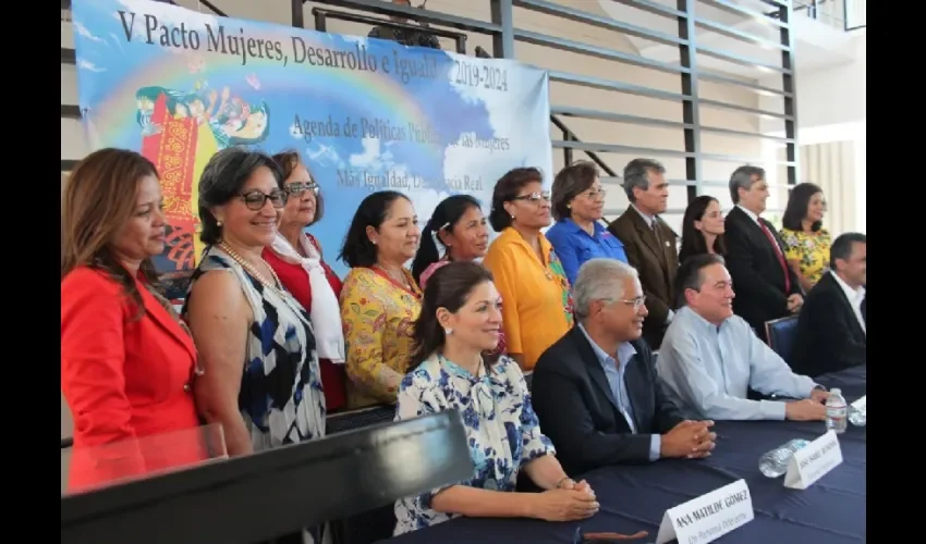 Foto ilustrativa de la firma del pacto. Cortesía. 