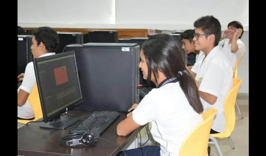 Foto ilustrativa de la aplicación de jóvenes. 