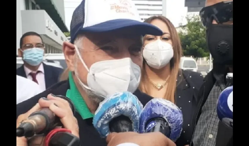 Ricardo Martinelli habla con los medios al llegar a las instalaciones del Ministerio Público. Foto Luis Ávila