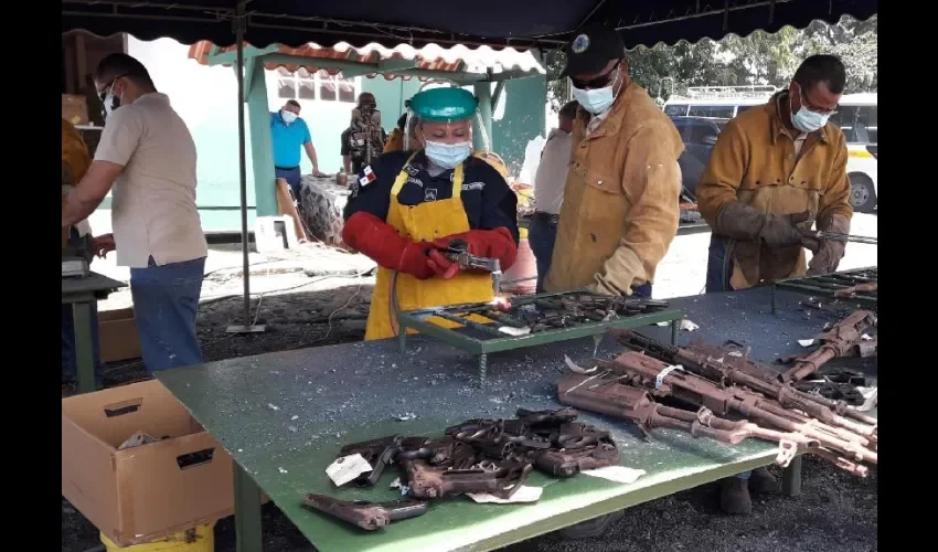 Foto ilustrativa de la destrucción de armas. 