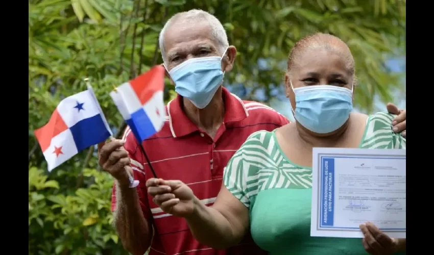 Foto ilustrativa de entrega de los títulos. 