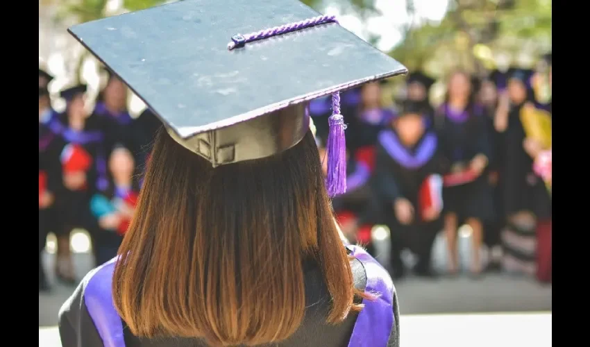 Foto ilustrativa de una graduación. 