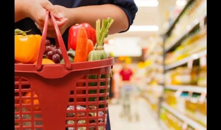 Foto ilustrativa de una canasta de alimentos. 