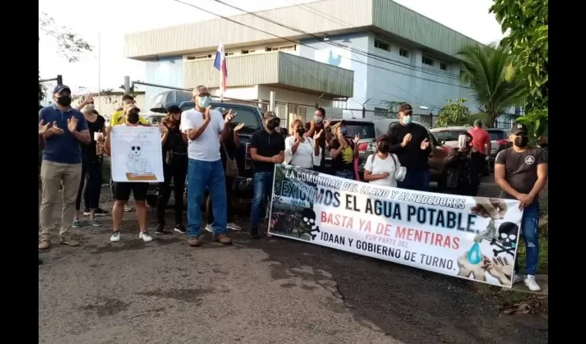 La comunidad de El Llano la componen unas 600 residencias, la mayoría de las cuales han debido comprar tanques para almacenar agua. Foto: Eric Montenegro. 