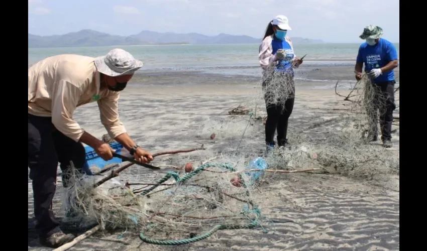 El objetivo de estos operativos es incentivar a la comunidad y pescadores a mantener limpias playas y litoral, especialmente dentro de las áreas protegidas. Foto: Eric Montenegro. 