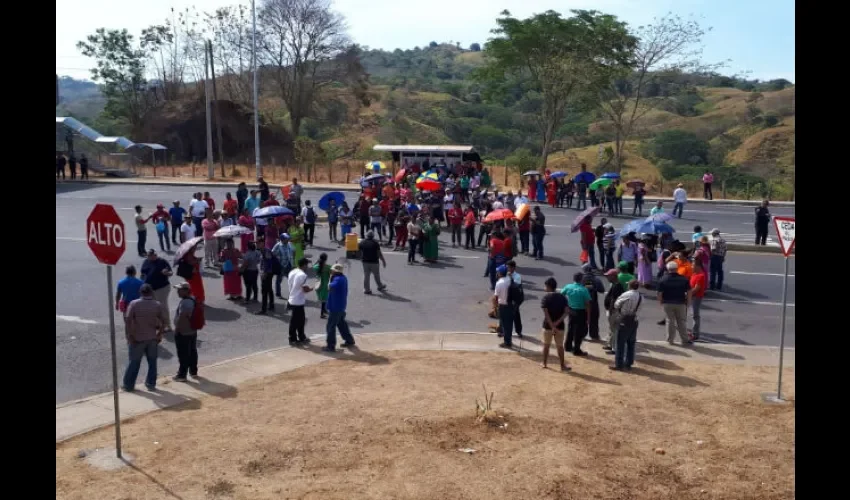 Un hombre pasa frente a un local comercial con aviso de alquiler el 31 de marzo de 2021 en Ciudad de Panamá (Panamá). "Otro cierre sería fatal", afirmó a Efe la dueña de una peluquería en Panamá, donde la pandemia ha llevado a la quiebra a miles de comercios, disparado el desempleo y traído un deterioro fiscal que costó la rebaja de calificación de su economía, vista como una de las más prósperas de la región por su potencial. EFE/Carlos Lemos.