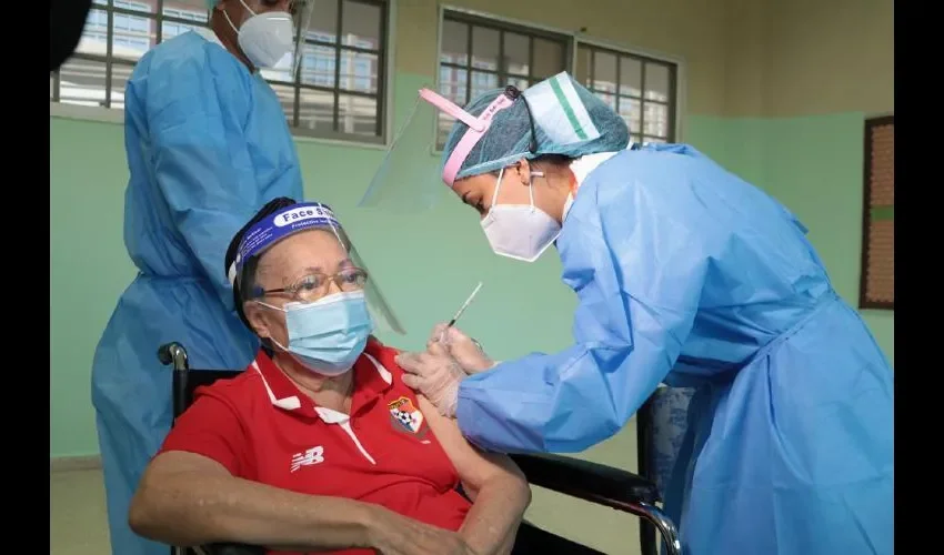 Pacientes crónicos exigen a las autoridades se les otorgue fecha para el inicio de la vacunación de esta población vulnerable. Foto: Ilustrativas 