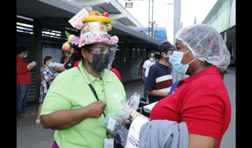 Foto ilustrativa de la entrega de información. 