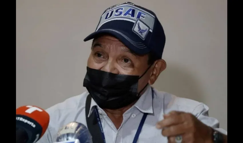 Joaquín González, rey del pueblo Bri Bri Panamá, habla durante una conferencia de prensa para exigir la titulación de tierras colectivas de la comunidad Bri Bri hoy, en Ciudad de Panamá. EFE. 