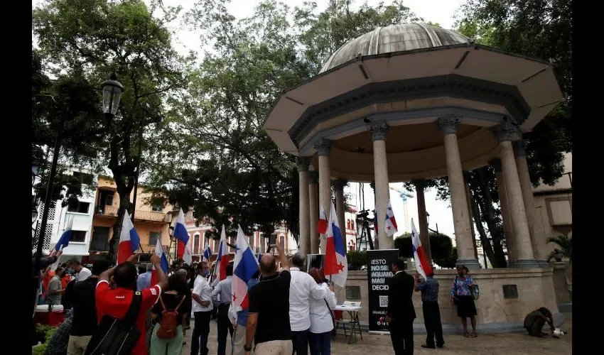 Vistas de algunas personas en Santa Ana recolectando firmas para una nueva constituyente. EFE