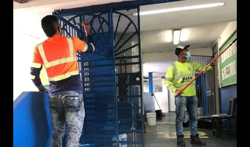 Autoridades locales realizan trabajos de mantenimiento.  Cortesía 