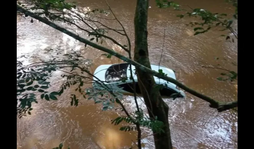 El auto tipo sedán fue encontrado río abajo. Foto: Thays Domínguez. 