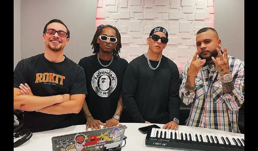 BK, Slow Mike, Dímelo Flow yDaddy Yankee en el estudio.