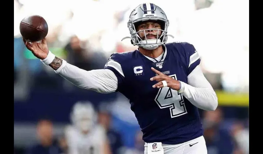 Dak Prescott regresa a la actividad, tras sufrir la temporada pasada una fractura compuesta y la dislocación de su tobillo derecho. EFE