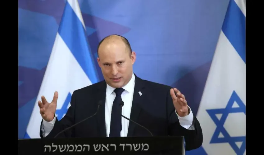 El primer ministro israelí, Naftali Bennett, durante una conferencia de prensa sobre la nueva variante corona en Tel Aviv, Israel. EFE. 