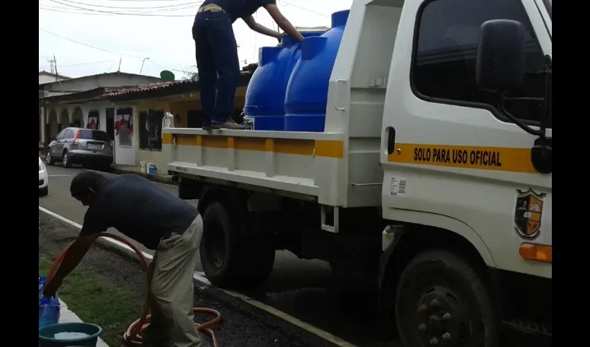 Foto ilustrativa de la repartición de agua. 