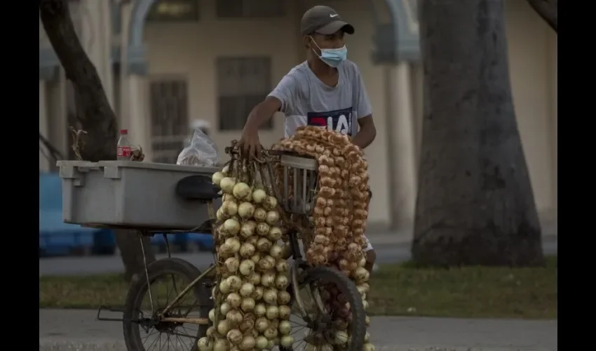 Foto ilustrativa de un cubano en las calles. 