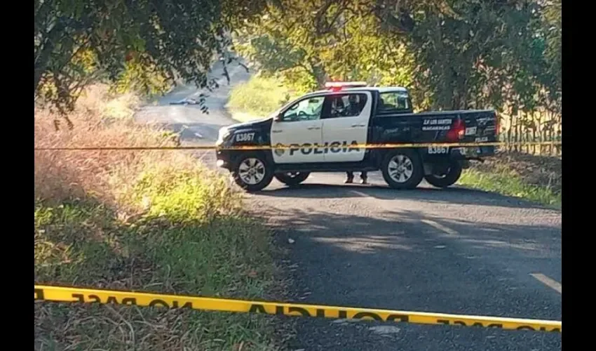 El cuerpo del joven quedó tendido por varias horas en medio de la calle. Foto: Thays Domínguez. 